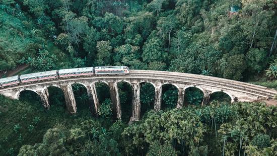 Lacná dovolenka Srí Lanka – Dobrodružstvo naprieč Srí Lankou s 2troubletravelers – dobrodružstvo, ktoré spojí hory, džungľu, čajové plantáže, voľne žijúce zvieratá aj tropické pláže