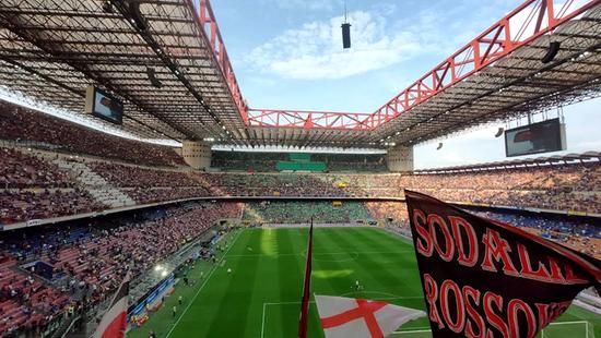 Zľava na pobyt AC Miláno – Neapol s Kubom z Inej Ligy  ️