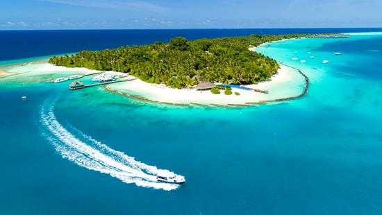 Lacná dovolenka Maldivy – Maldivy-4*Kuramathi Maldives  ☀️ – biela piesočná pláž s palmami/pozvoľný vstup do mora/koralový útes