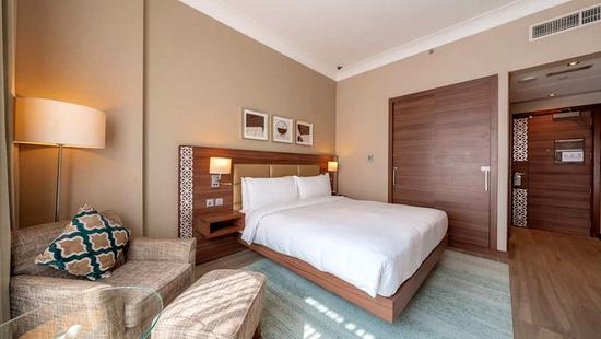 Lacná dovolenka Spojené Arabské Emiráty – Dubaj-4*Hilton Garden Inn Dubai Al Mina – strešný bazén / mestský hotel